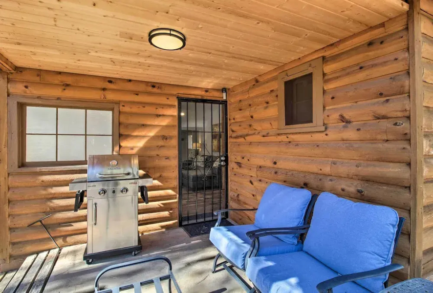 Deck & Grill: Pet-friendly Lakeside Cabin
