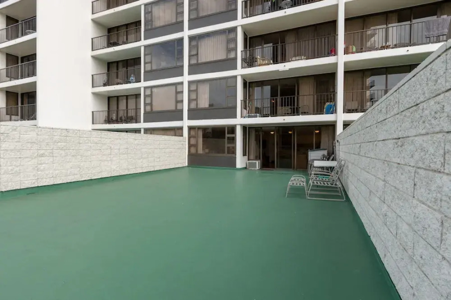 Waikiki Banyan - Pool Deck Level Tower 1 Suite 610