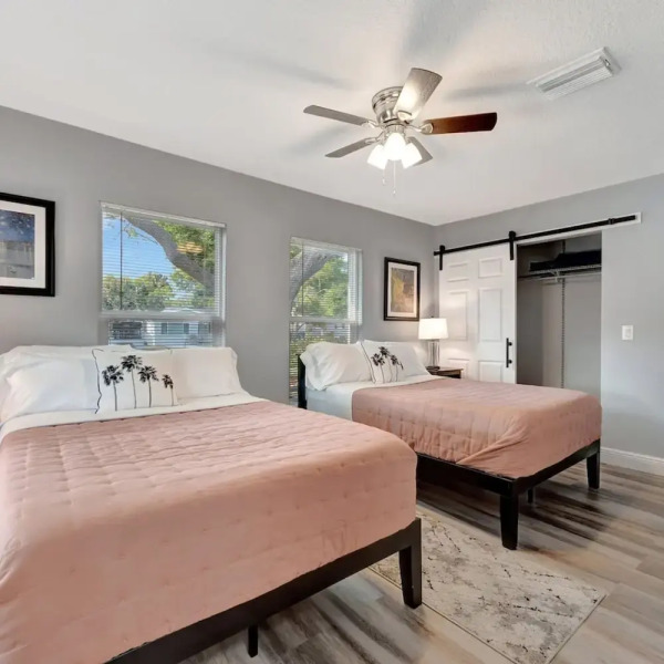 4b 2b w Hot Tub BBQ Firepit 9mins to Beach