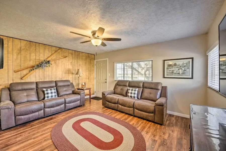 Cozy Cottage w/ Game Room ~ 17 Mi to Dtwn Slc!