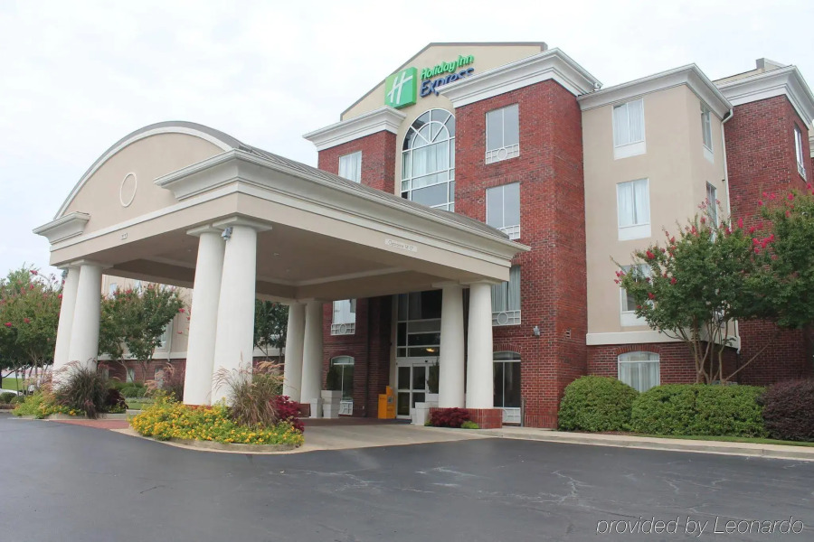 Holiday Inn Express & Suites Starkville by IHG