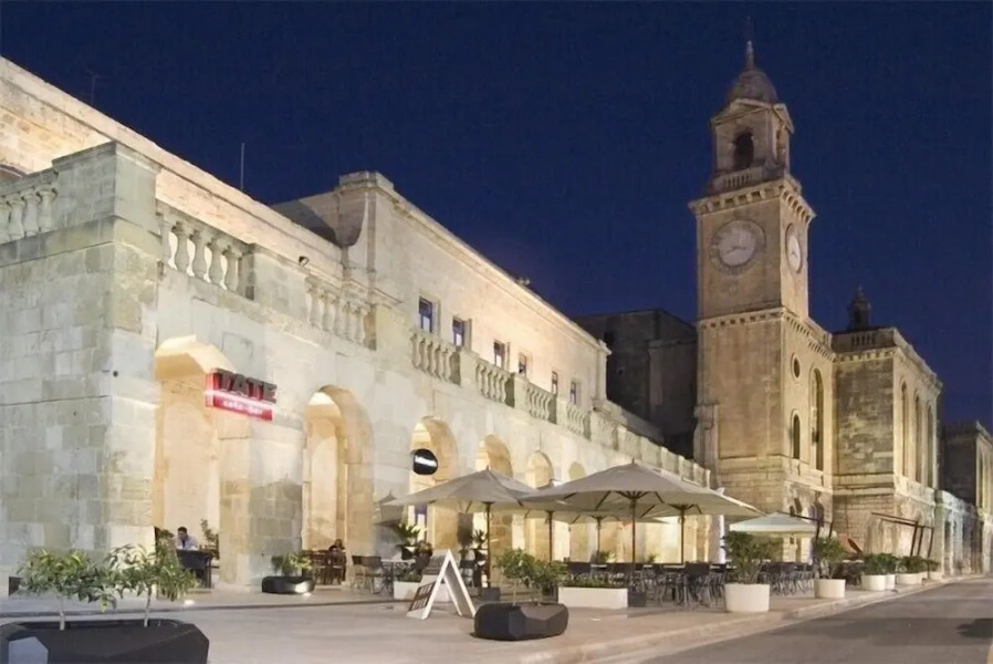 Charming Seafront House In Kalkara