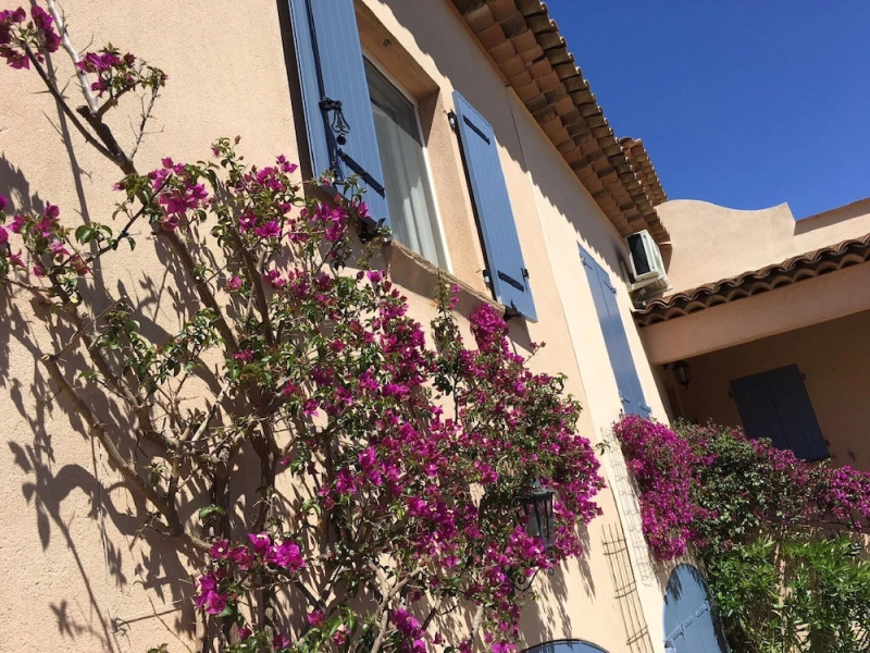 Beautiful Villa With Private Pool, Lovely Terraces, Privacy and Near St. Tropez