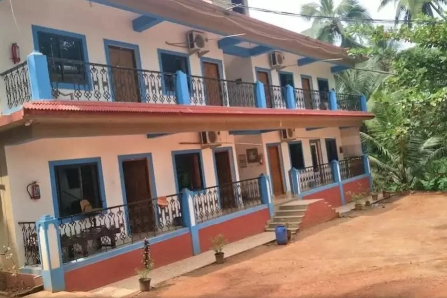 Ocean Waves Goa Holiday