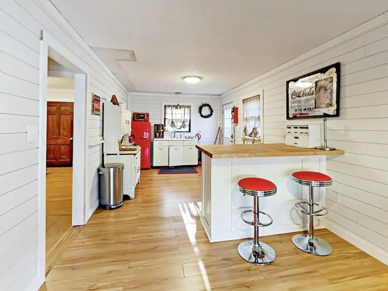 Retro-chic 1920s Bungalow - 2 Bedroom Cabin