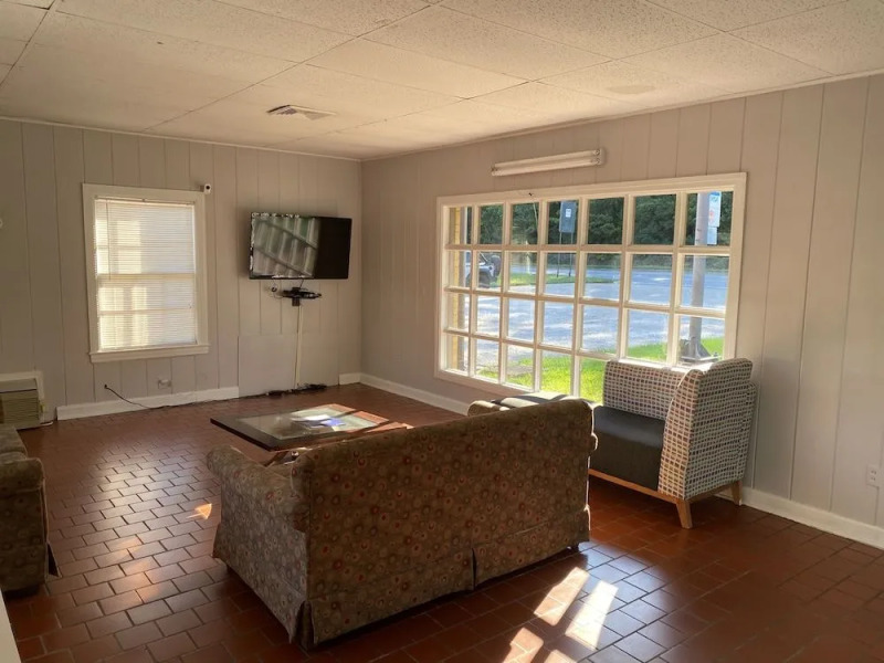 Colonial Manor Motel