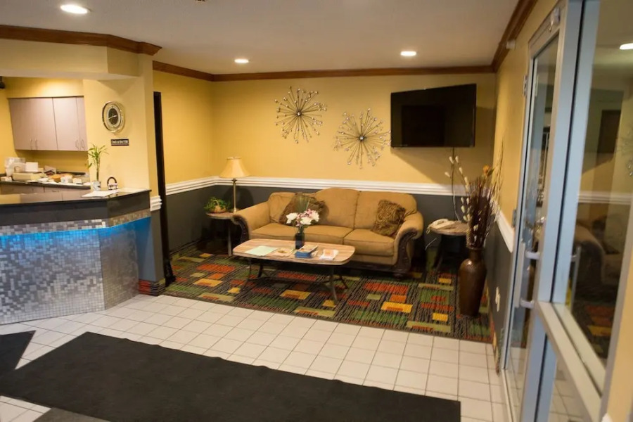 Regency Inn and Suites, Anoka