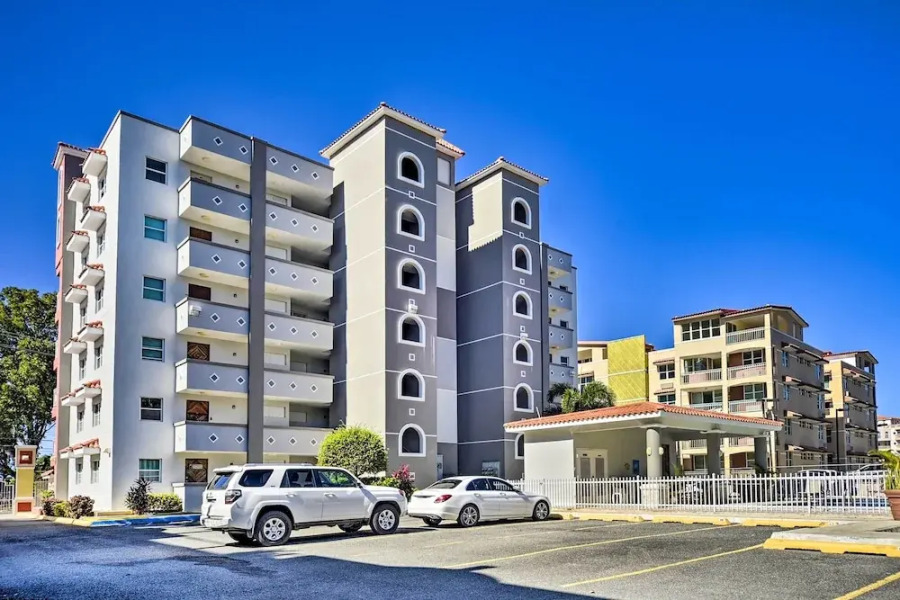 Breezy Condo w/ Ocean View Balcony: Walk to Beach!