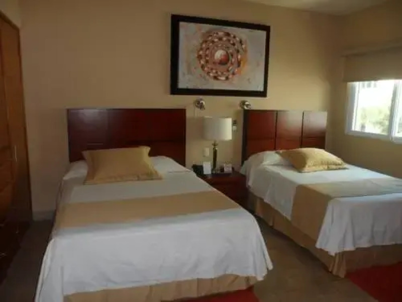 Los Pinos Casa-Habitación