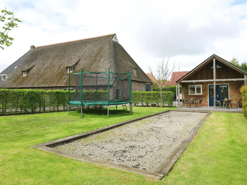 Spacious & typical Farmhouse, in the village of Arum, close to the IJsselmeer!