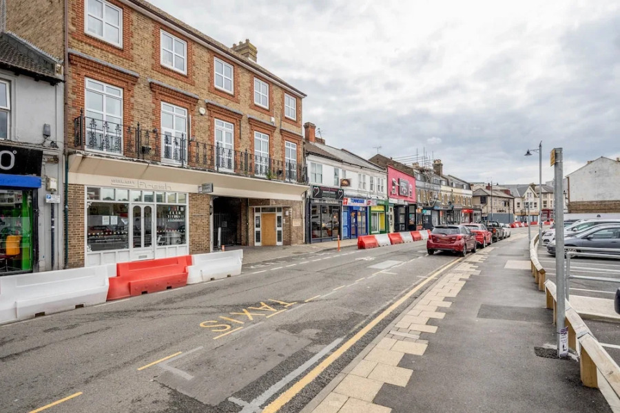 Luxury 3 Bedroom Apartment with Parking