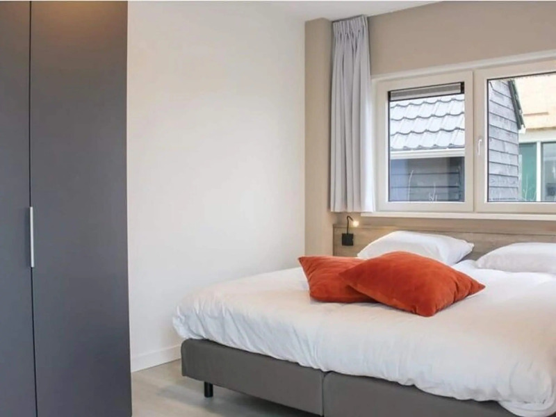 Beautiful villa with enclosed garden, in a holiday park on the Frisian lakes