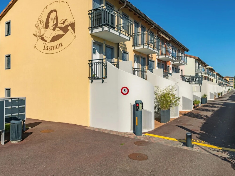 Tasman S16 2 Port-valais