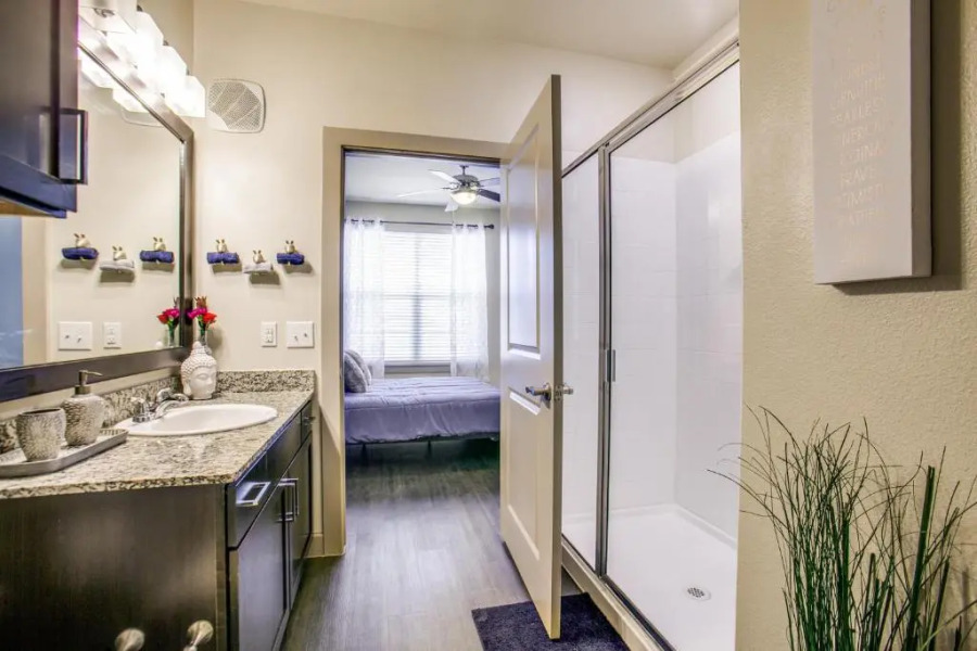 Convenient Location Warm and Cozy Apartment