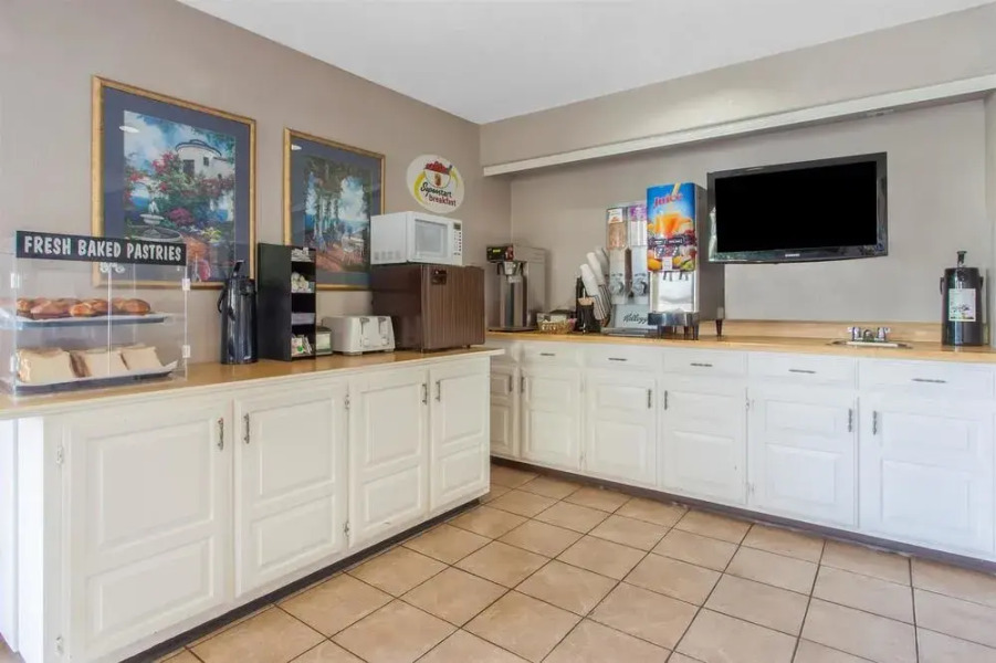 Super 8 Saanichton Victoria Airport