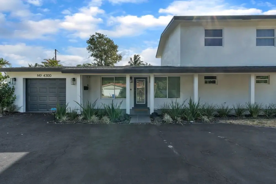 Casa Cervo - Stunning Home In Great Location, Walkable To Restaurants, Shopping, And The Beach! 4 Bedroom Home by Redawning