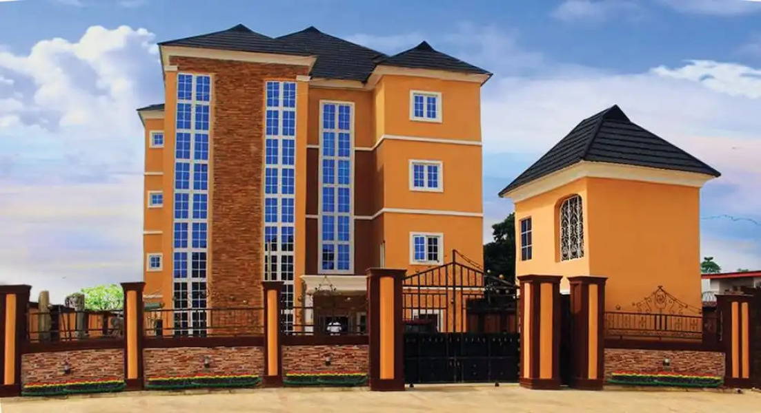 De Royal Legacy Hotel and Suites