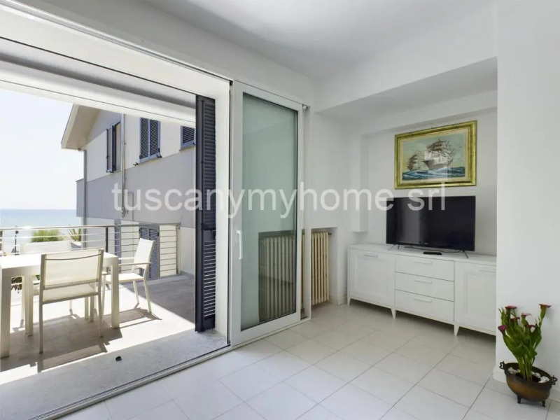 MAYFLOWER terrazza vista mare e posto auto a 50 metri dal mare