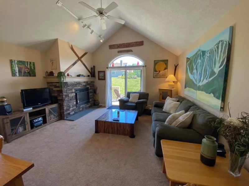 F4 Warm Fairway Village Townhome mountain views and large lawn So much to do