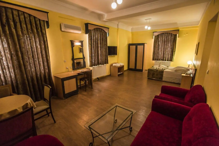 Tassaray Hotel