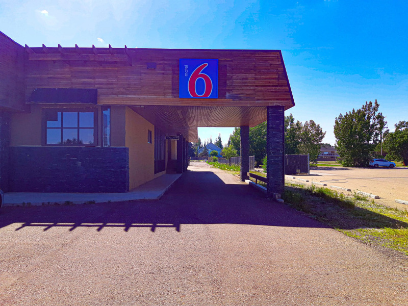 Motel 6 Brooks, AB
