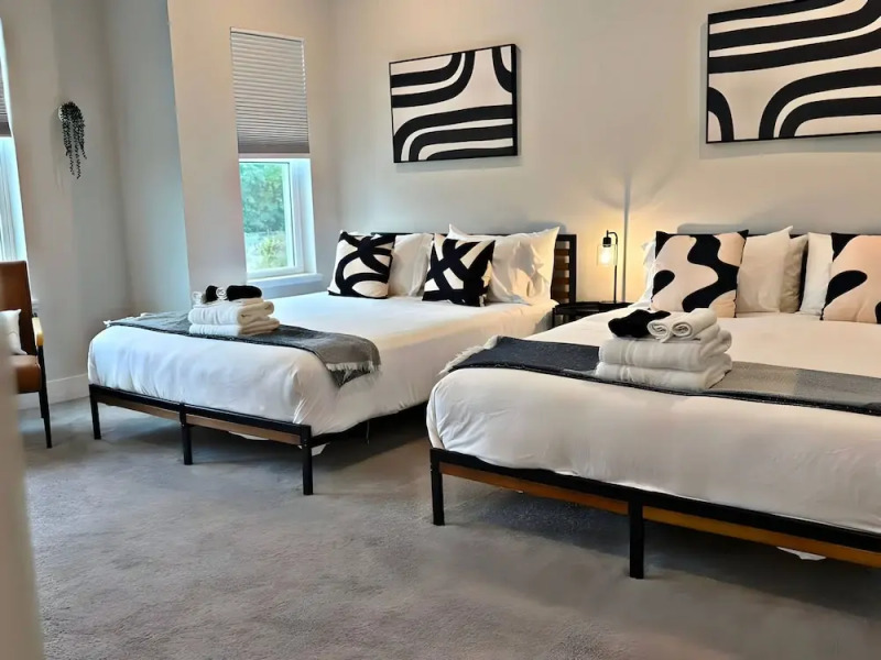 Modern 4BR with Parking - WV rep 4