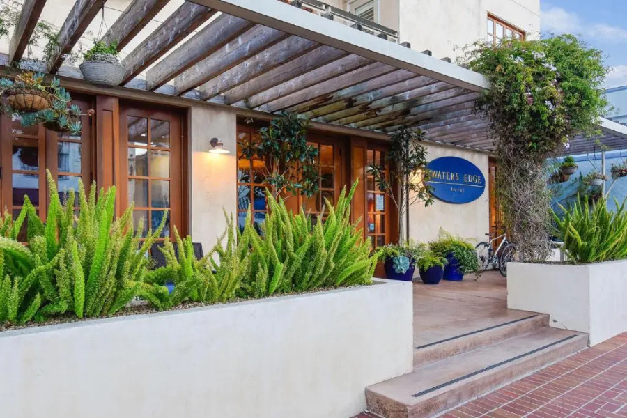 Waters Edge Hotel