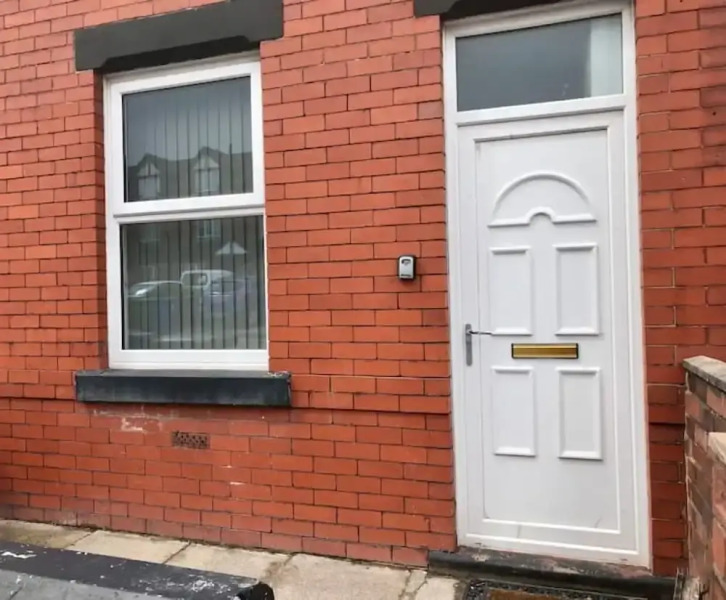 Stylish 3 Bedroom House Only 5 Mins From M6/m58