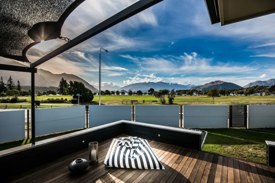 Wanaka Lakefront Gem