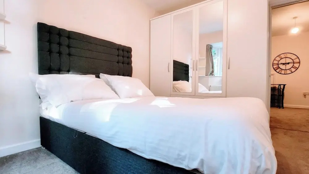 Camberley - 1-bed Annex - Sleeps 2 - Garden