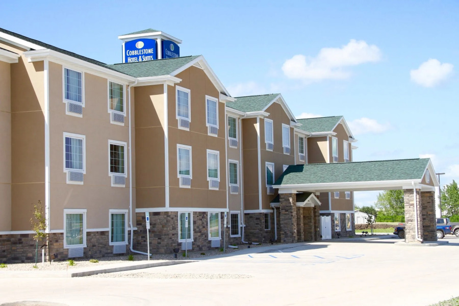 Cobblestone Hotel & Suites – Devils Lake