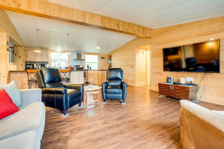 Brookings Home w/ Deck, 1/2 Mi to Harris Beach!