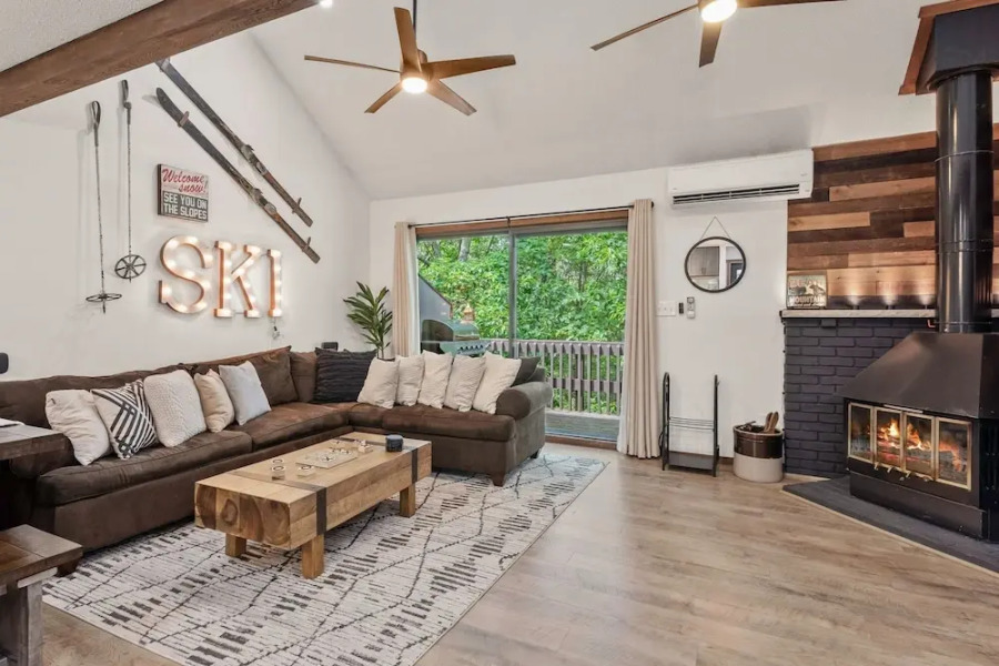 The Bear s Den by Avantstay Prime Location Renovated w Movie Game Room