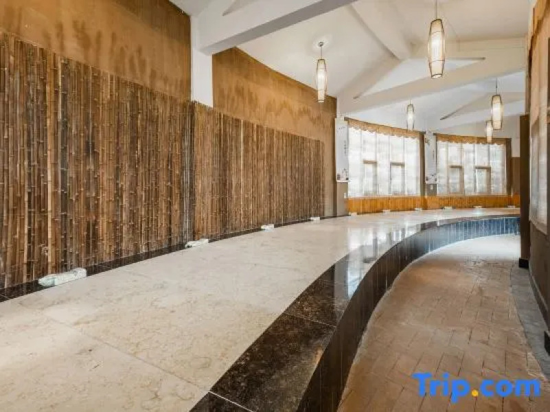 The Taibai Mountain Phoenix Spr Hotel