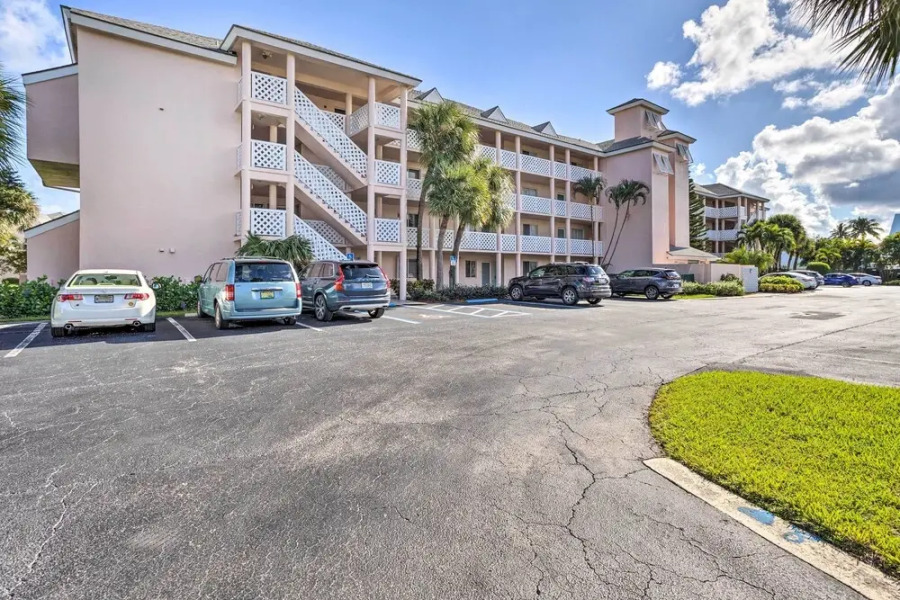 Jupiter Bay Condo w/ Pool < Half Mile to Beach!