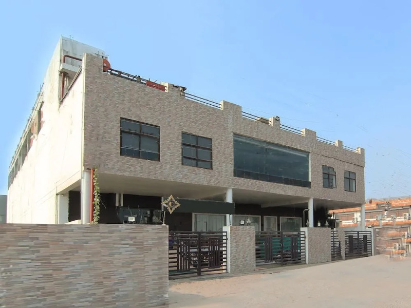 Capital O 28615 Hotel Crossroad