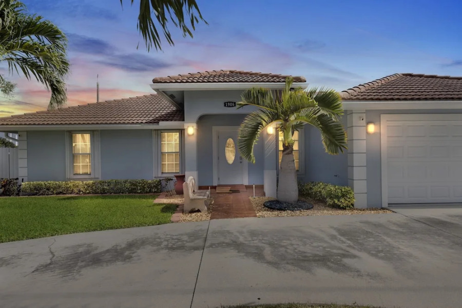 Lake Worth Beach House 3 Bedroom Home by Redawning