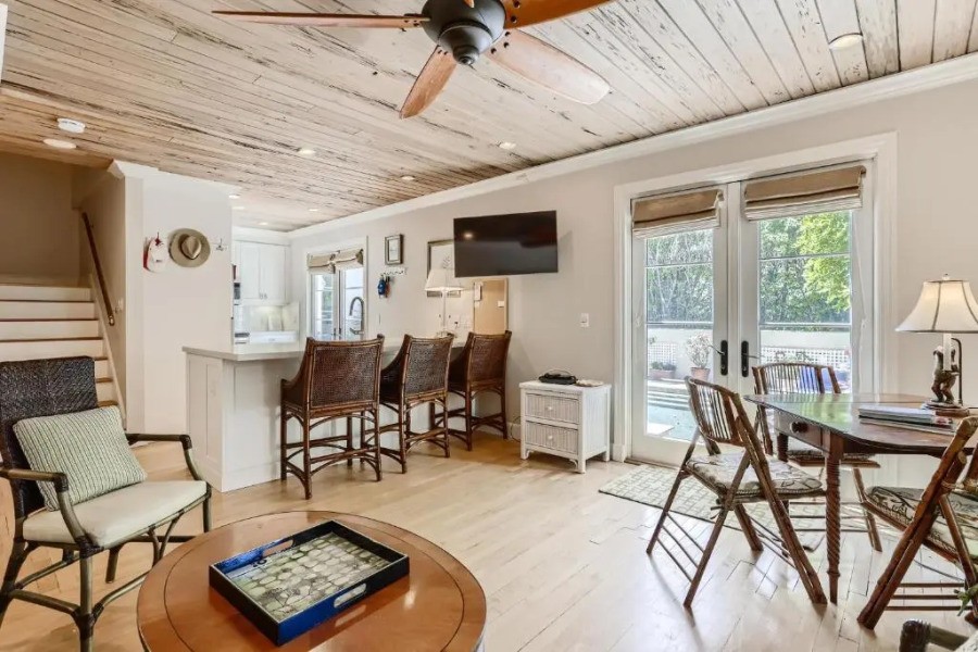 Bibi's Guesthouse 2 Bed/ 2 Bath Pool House 2 Bedroom Home by Redawning