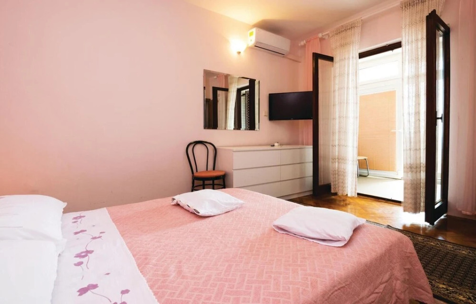 Stunning Apartment in Lukovo Sugarje With 3 Bedrooms, Wifi and Outdoor Swimming Pool