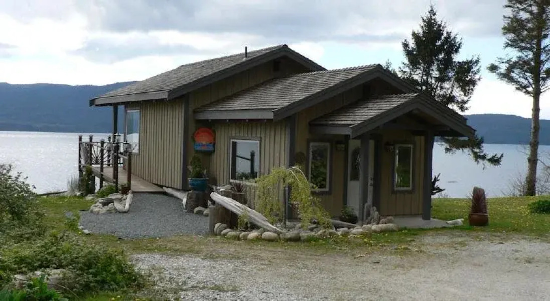 The Getaway Waterfront Cottage