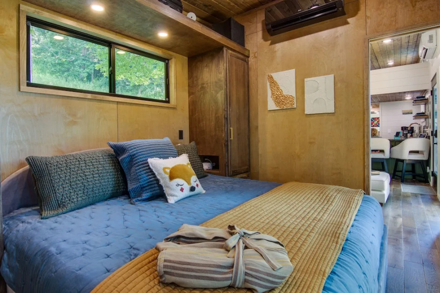 Upscale + Modern Tiny Cabin on Cane River!