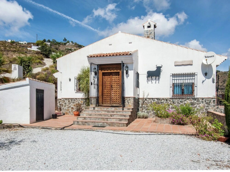 Spacious Cottage With Private Pool and Beautiful Views of Mountains and sea