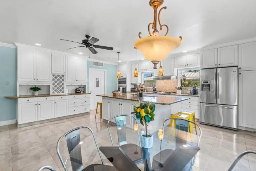 4B/3B Gem w/Heated Pool/Jacuzzi - Steps to Beach