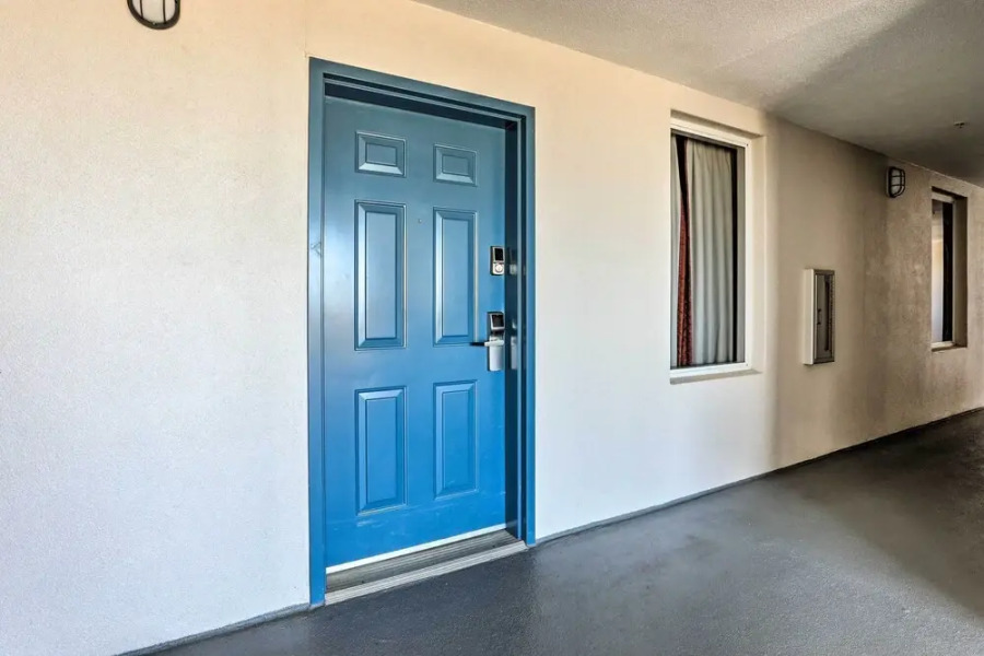 1 Mi to Disney: Lakefront Condo w/ Pool Access!