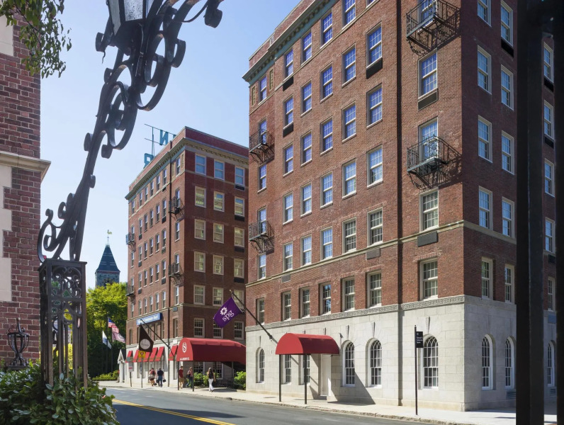 Sheraton Commander Hotel