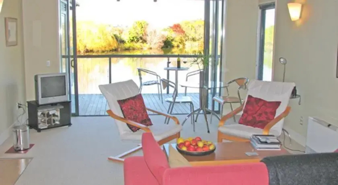 Aporo Pondsiders Luxury Cottages