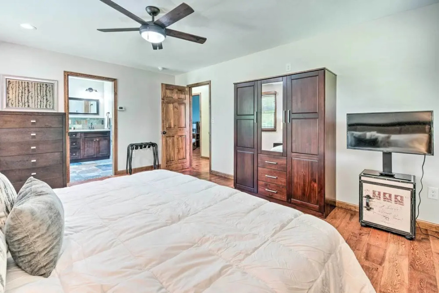 East Stroudsburg Home w/ Fire Pit & Private Pond