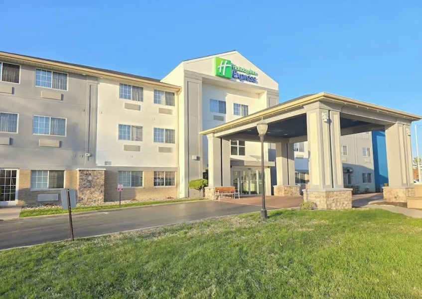 Holiday Inn Express Suites St. Joseph Lakefront