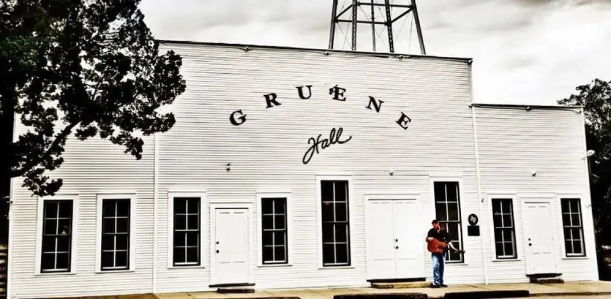 5 2 two Kings hot tub Firepit 16min to Wine Trail Nearby Pickleball Courts Pool