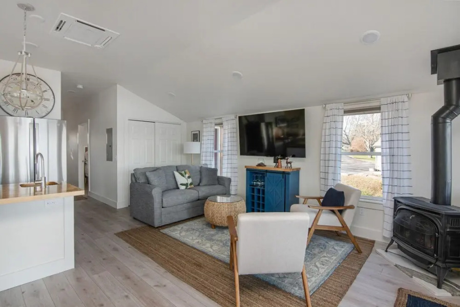 Cozy Lakeshore Cottage